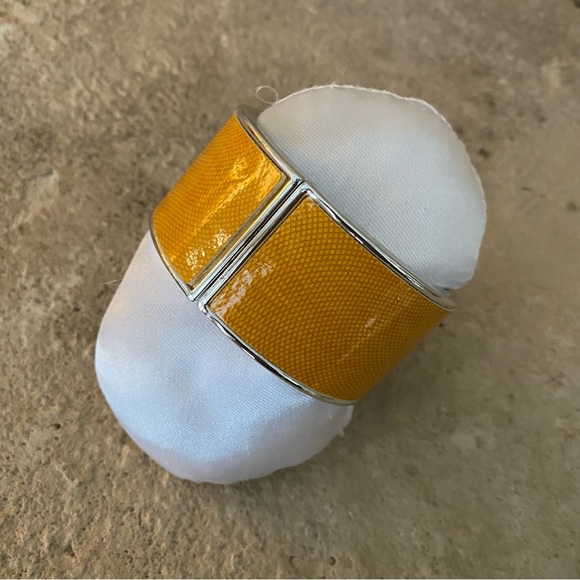 New condition bangle bracelet with hinged opening. - Picture 5 of 6